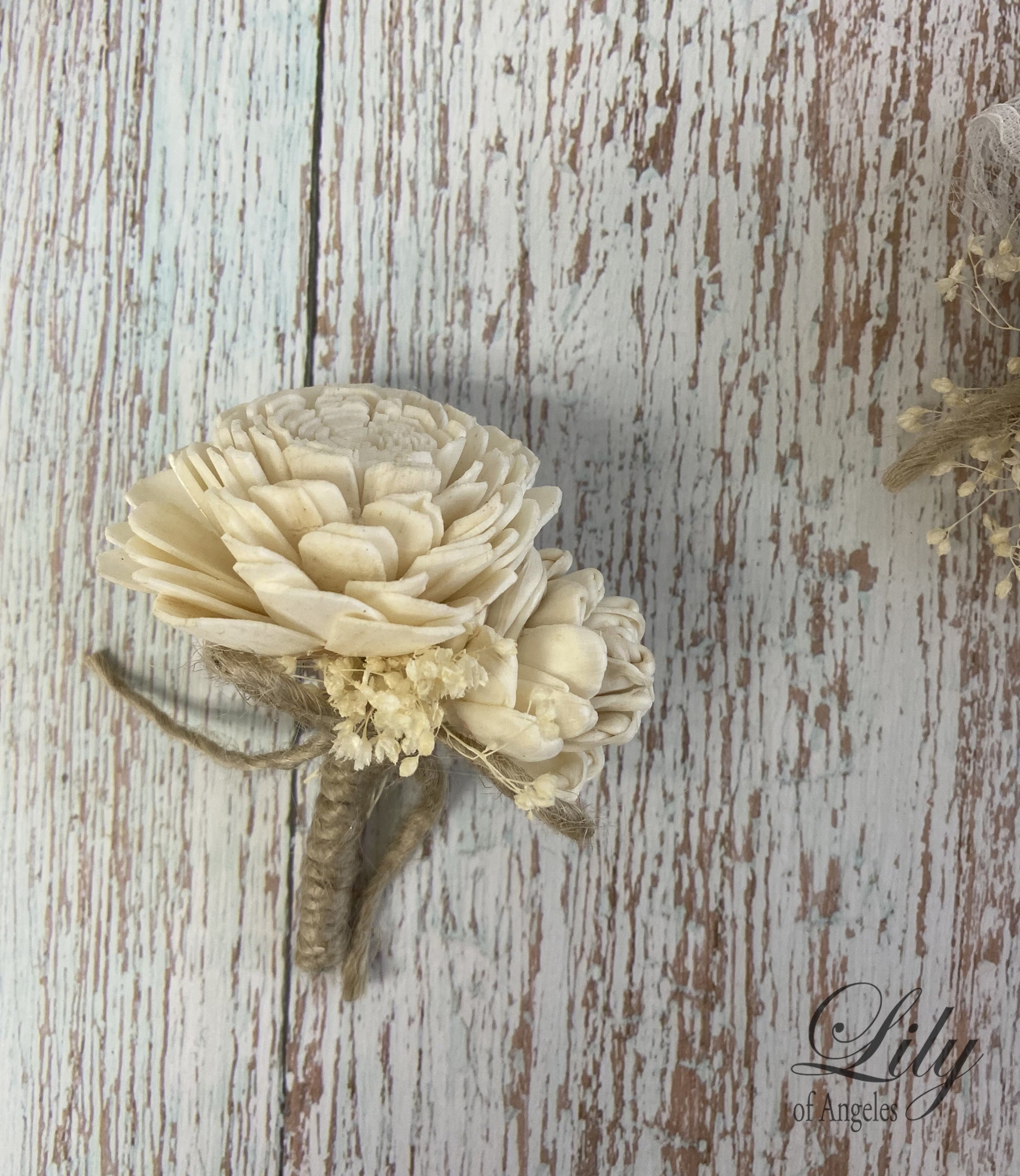 Beli Boutonniere